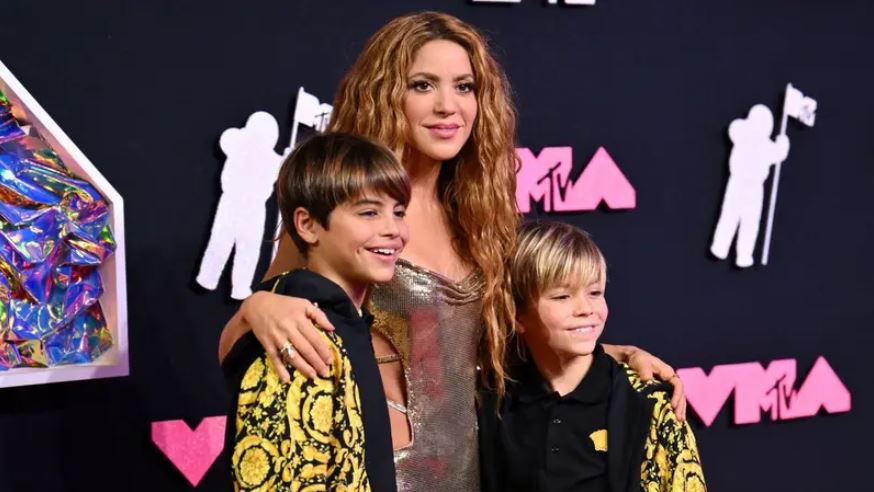 لا هواتف وقيود على وسائل التواصل ..  شاكيرا تكشف جانباً من تربية ابنيها