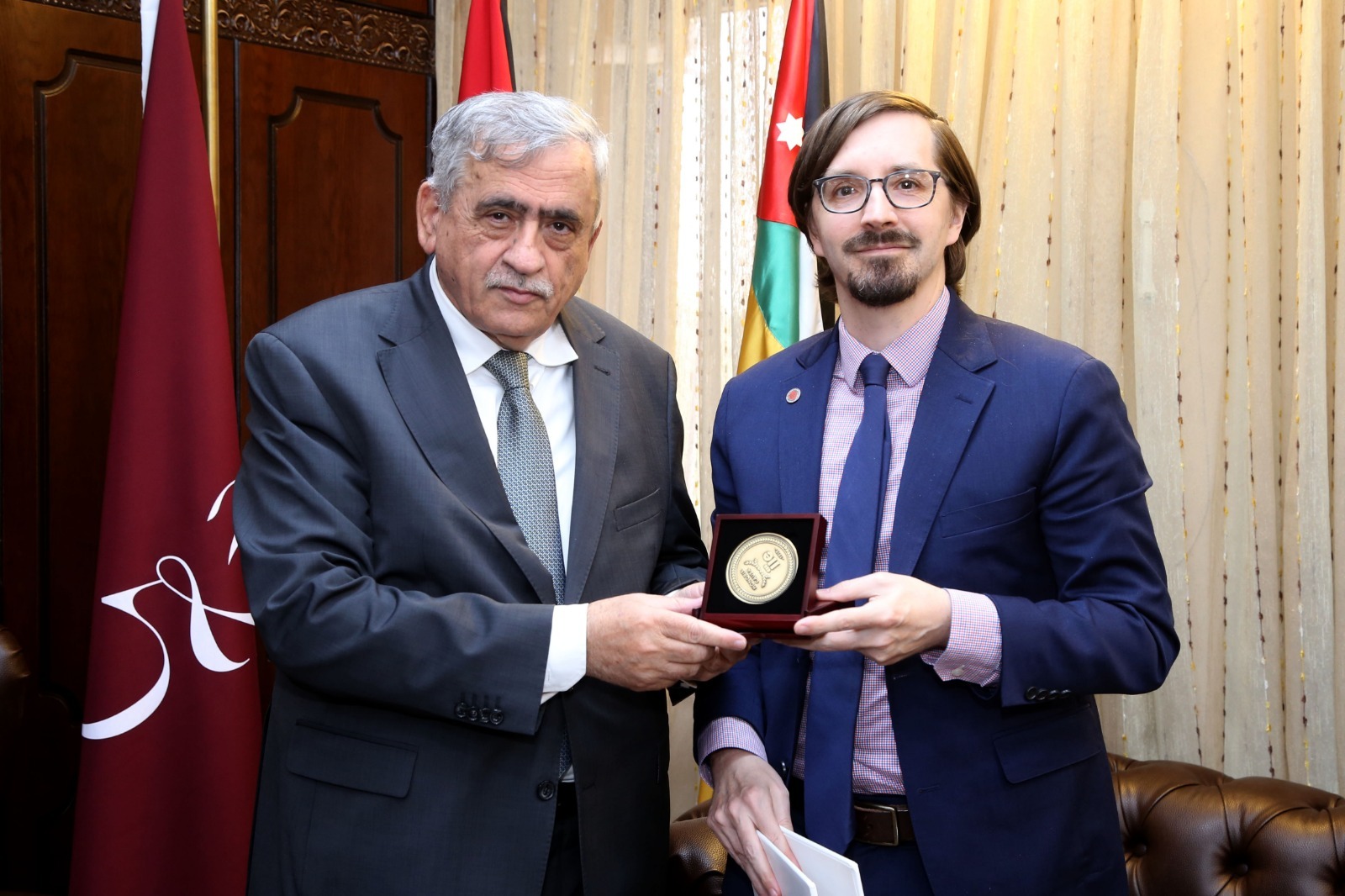 معهد التعليم الدولي يمنح الجامعة الأردنية ميدالية القرن