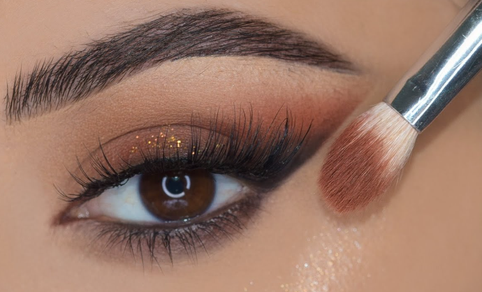 مكياج التوفي ..  الكراميل الدافئ صيحة الجمالٍ الساحر في شتاء 2026