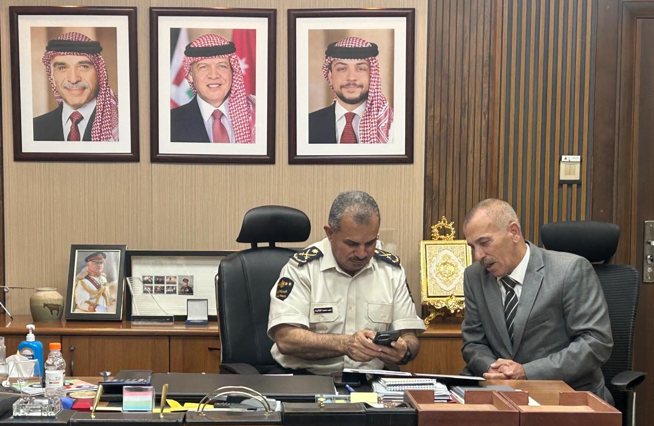 مدير عام الجمارك يوقع على الحملة المليونية ضد المخدرات