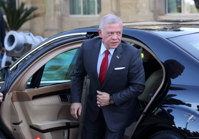 الملك يغادر أرض الوطن متوجها إلى لندن