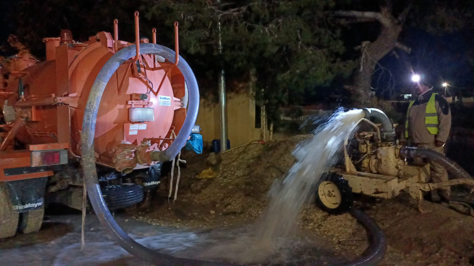 مياه الطفيلة تتعامل مع تجمعات الأمطار