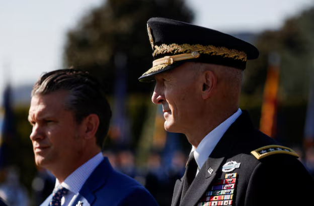 وزير الحرب الامريكي يطلب من رئيس أركان الجيش التنحي فورًا 