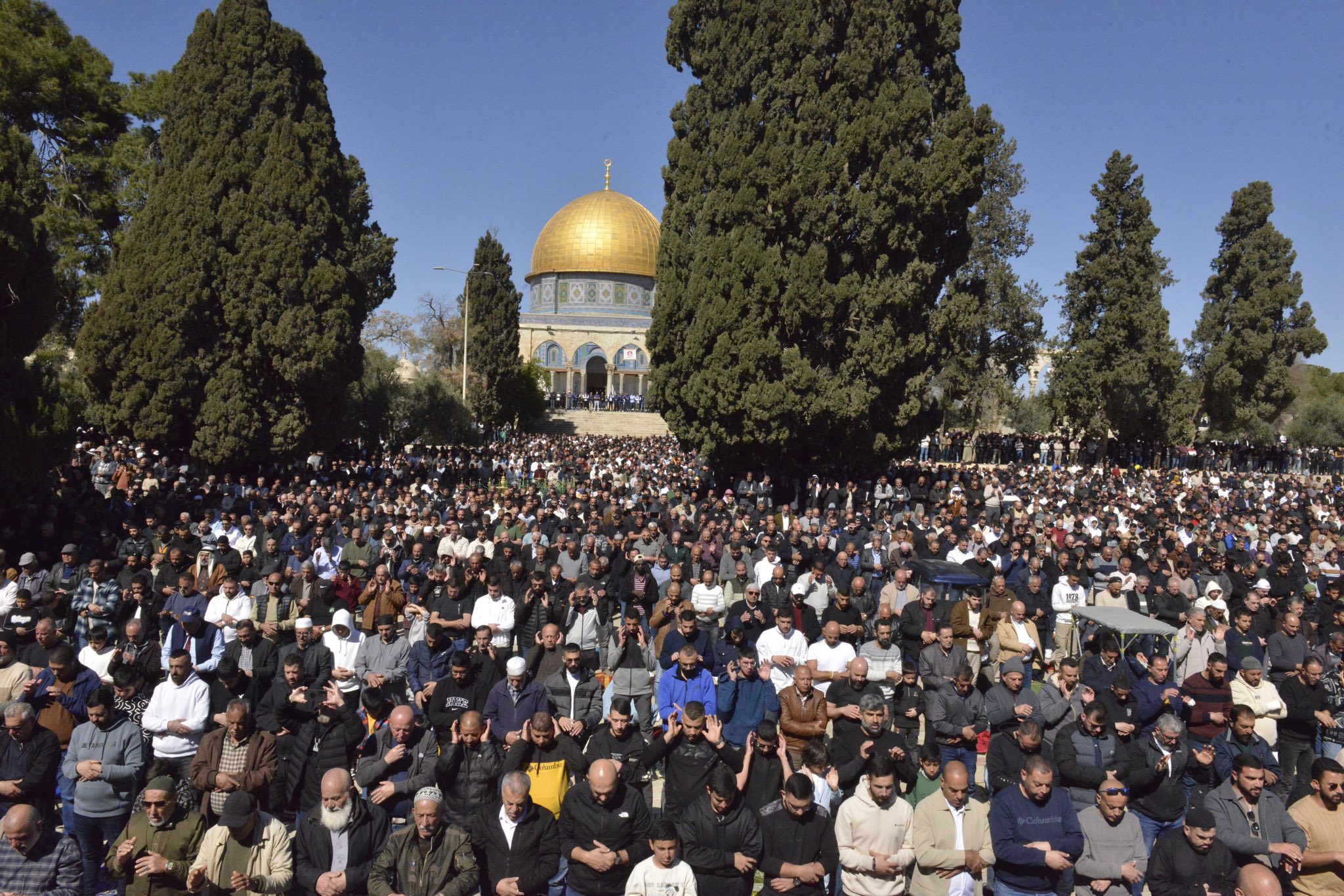 100 ألف مصل الجمعة في المسجد الأقصى رغم قيود مشددة
