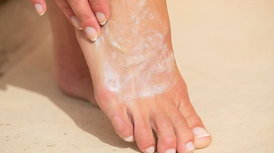 ماسك تقشير القدم ..  خطوة جمالية أساسية لأقدام ناعمة ومظهر أنيق