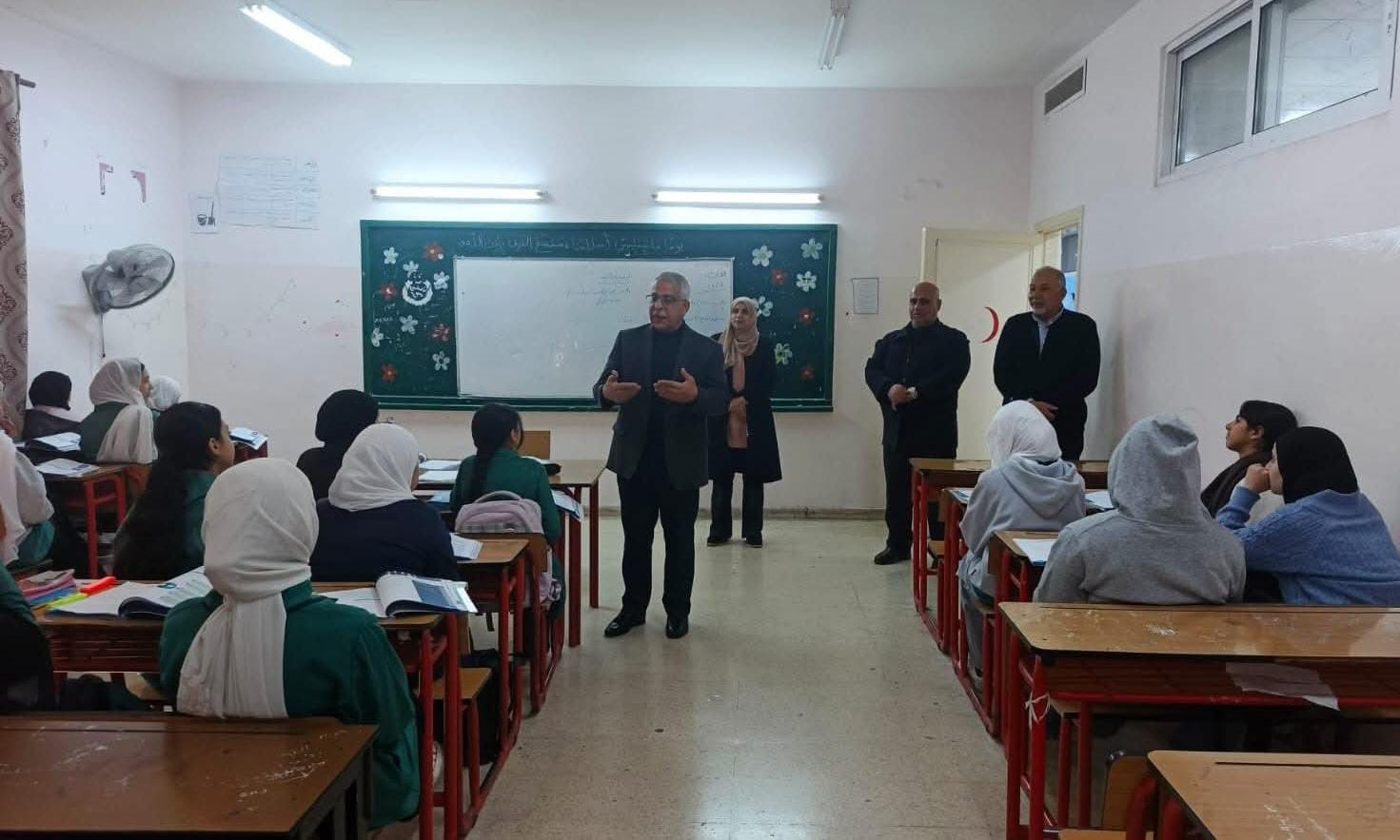 الخصاونة يواصل تفقد مدارس الطلبة السوريين 