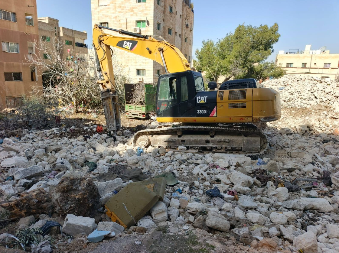 بلدية إربد تزيل بناء آيل للسقوط تحول لمكرهة صحية