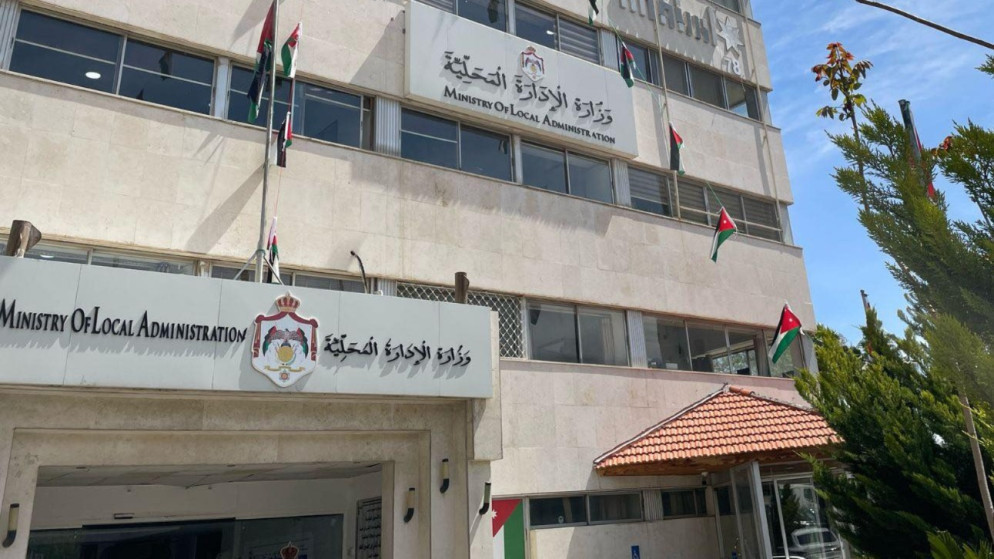 مصدر حكومي يوضح: زيادة الرواتب ستشمل موظفي البلديات ..  لكن من موزناتها