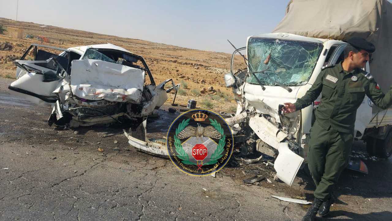 انحراف وتصادم مركبتين على طريق بغداد الدولي