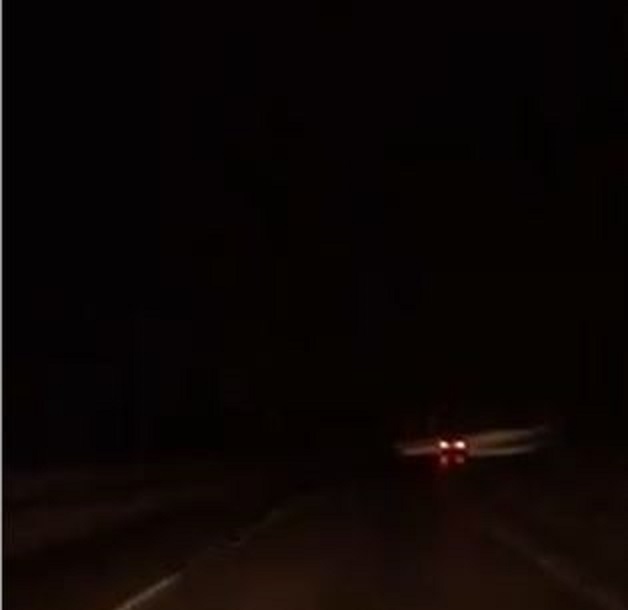 سرقة كابلات كهربائية تغرق طريق البحر الميت في الظلام