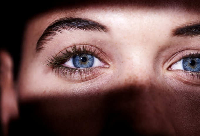 صفة خفية تربط جميع أصحاب العيون الزرقاء حول العالم