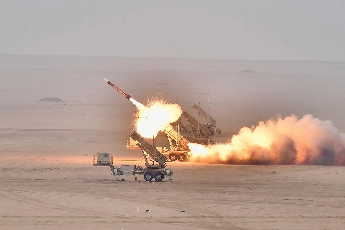 الدفاع الكويتية تعترض صاروخين باليستيين و13 مسيّرة 