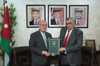 البنك الأهلي الأردني والجامعة الأردنية يوقعان مذكرة تفاهم تعزيزًا للتعاون فيما بينهما ضمن مجالات عدّة