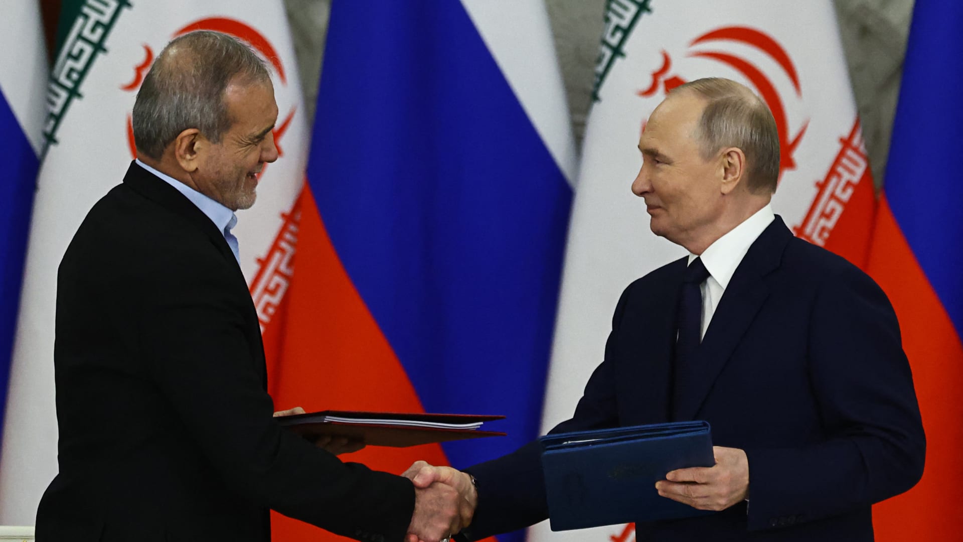 واشنطن بوست: روسيا تزود إيران بمعلومات لاستهداف قواعد أمريكية 