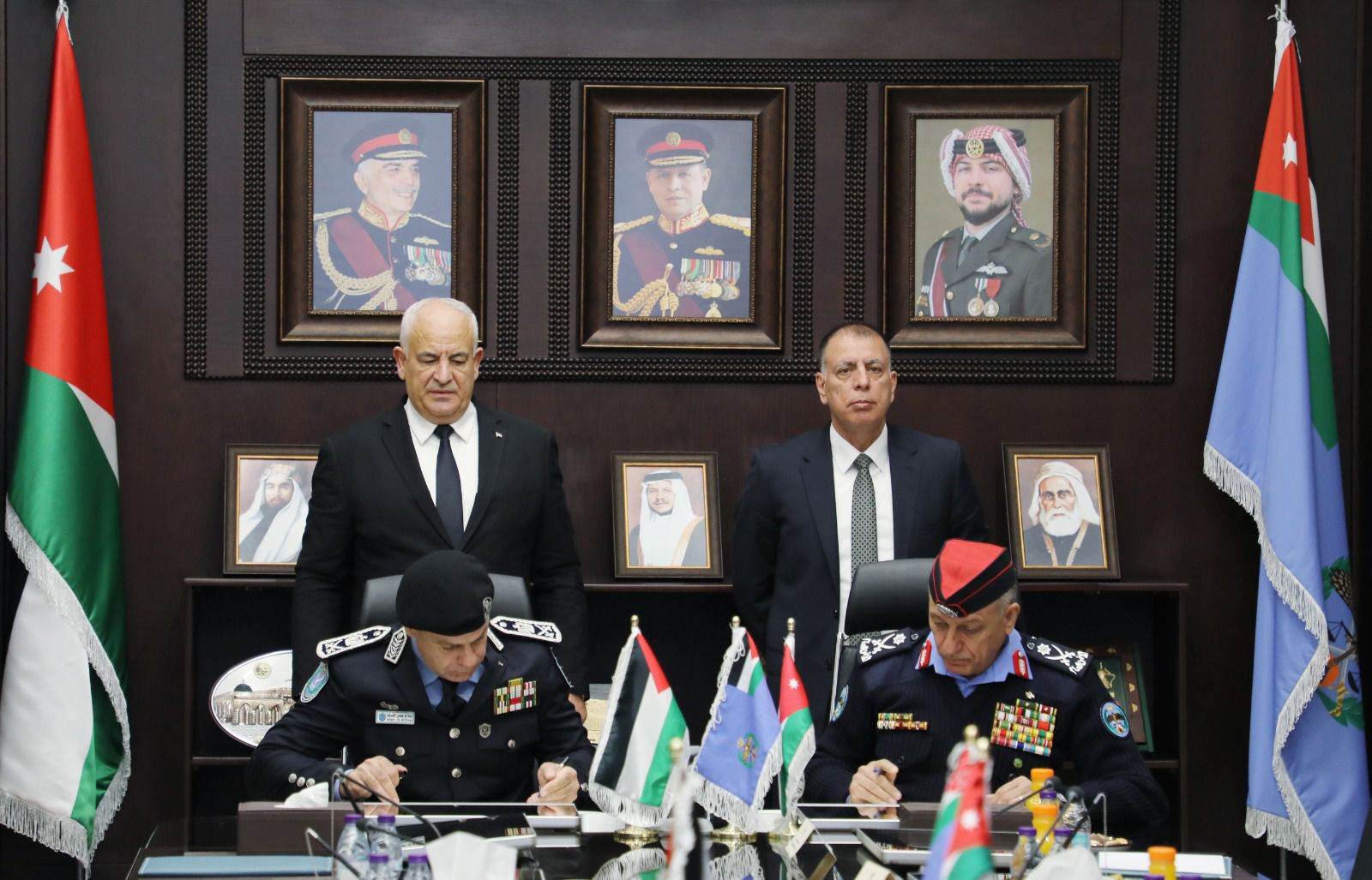 الأمن العام والشرطة الفلسطينية يوقّعان مذكّرة تفاهم لتطوير مركز الطوارئ فلسطين