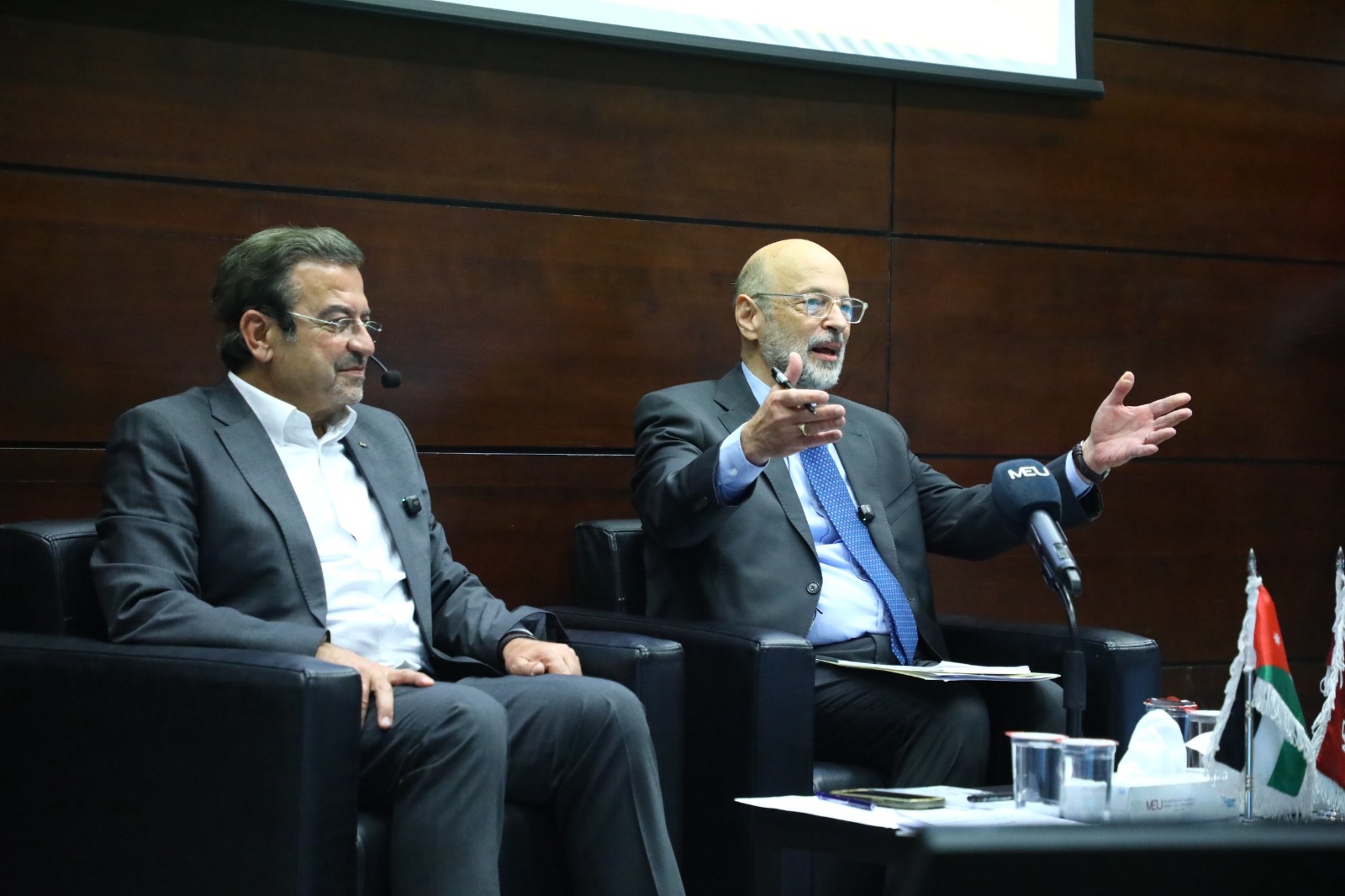 الرزاز في حوارات الشرق الأوسط: العالم يعيد تشكيل نفسه وتمكين الشباب مفتاح حماية الأردن