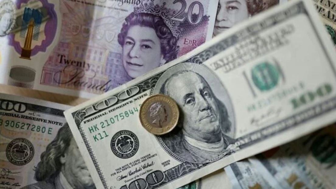 تراجع طفيف للجنيه الإسترليني أمام الدولار واليورو