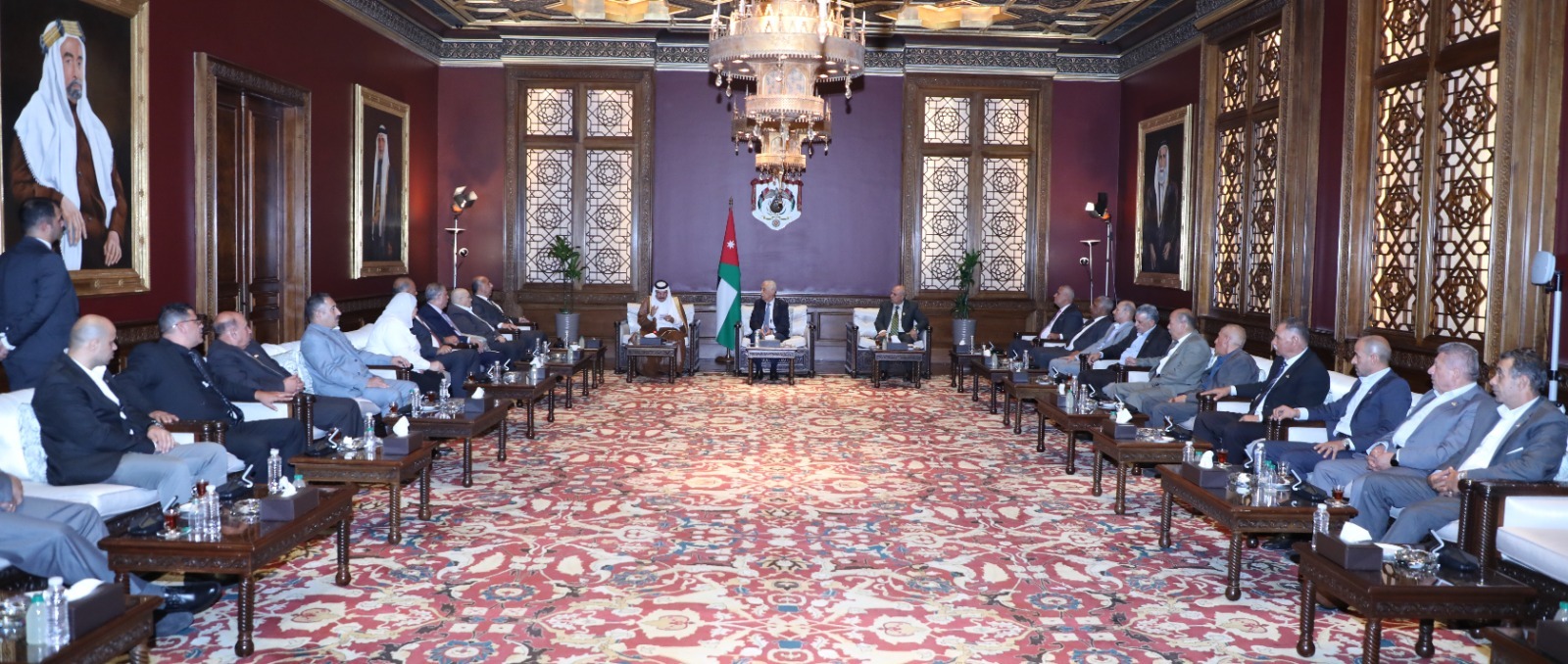 العيسوي يلتقي وفدا من ملتقى متقاعدي جنوب شرق عمّان العسكريين