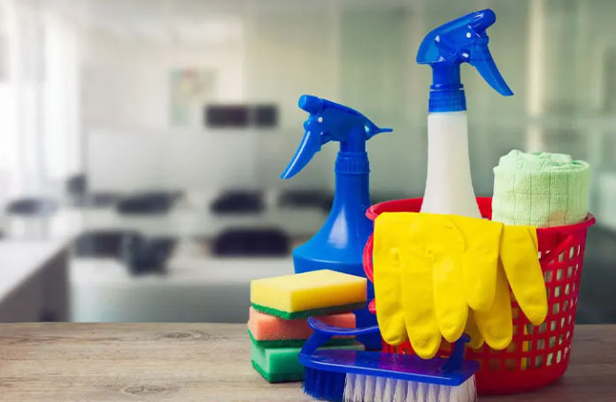 المنظفات المنزلية ..  خطر صامت يهدد حياة الأطفال في سن الخامسة أو أقل