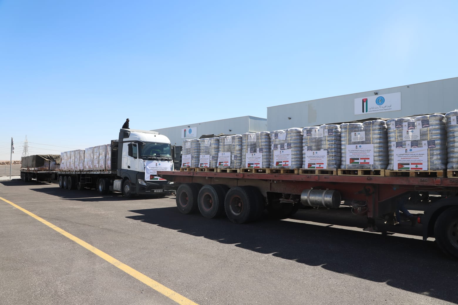 بتوجيه ملكي ..  الأردن يرسل قافلة مساعدات من 25 شاحنة إلى لبنان