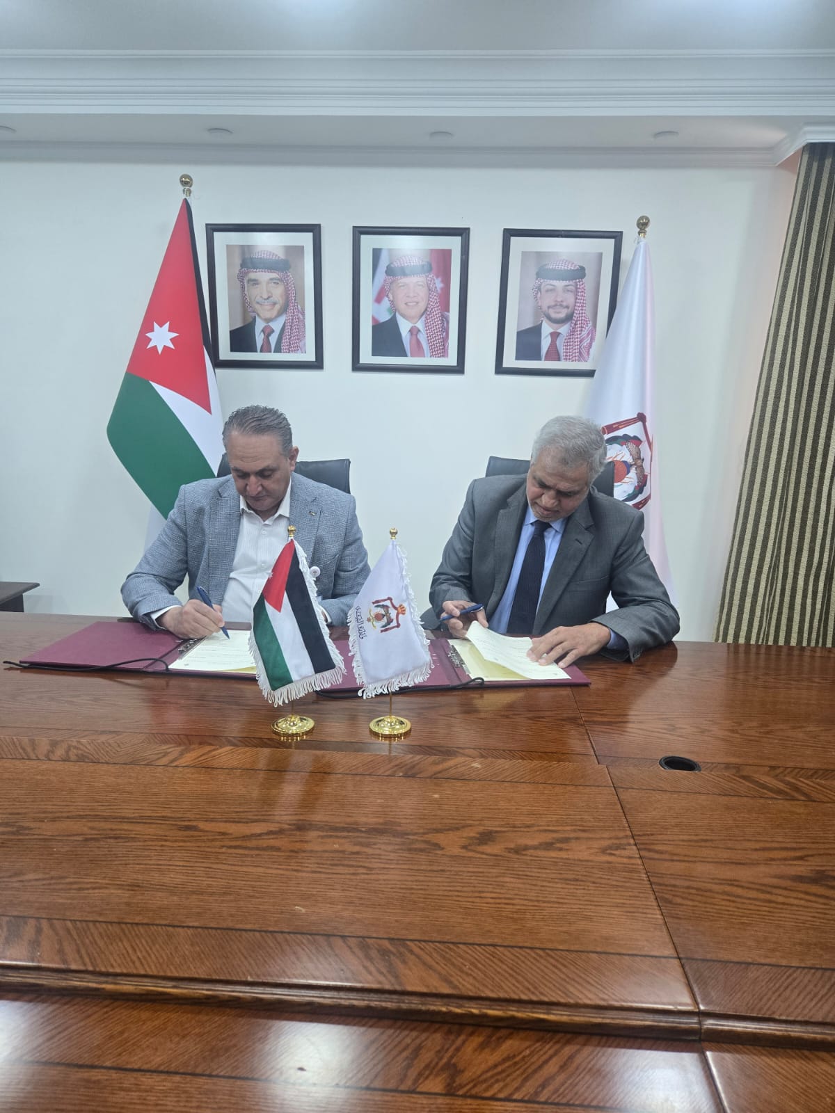 الطيران المدني والبيئة يوقعان اتفاقية لإنشاء مجمع نباتي في مادبا