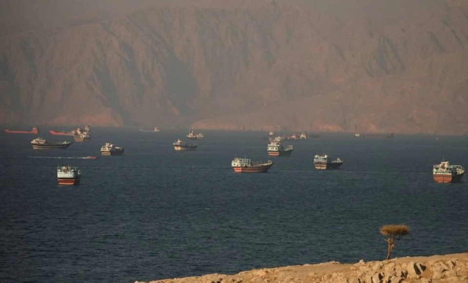 سماع دوي انفجارات قرب مضيق هرمز
