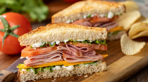 4 من أفضل اللحوم الباردة الصحية لتحضير شطيرة عالية البروتين