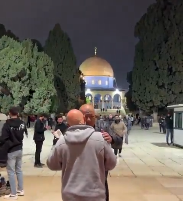 دموع المقدسيين تروي باحات الأقصى بعد 40 يوما من الإغلاق