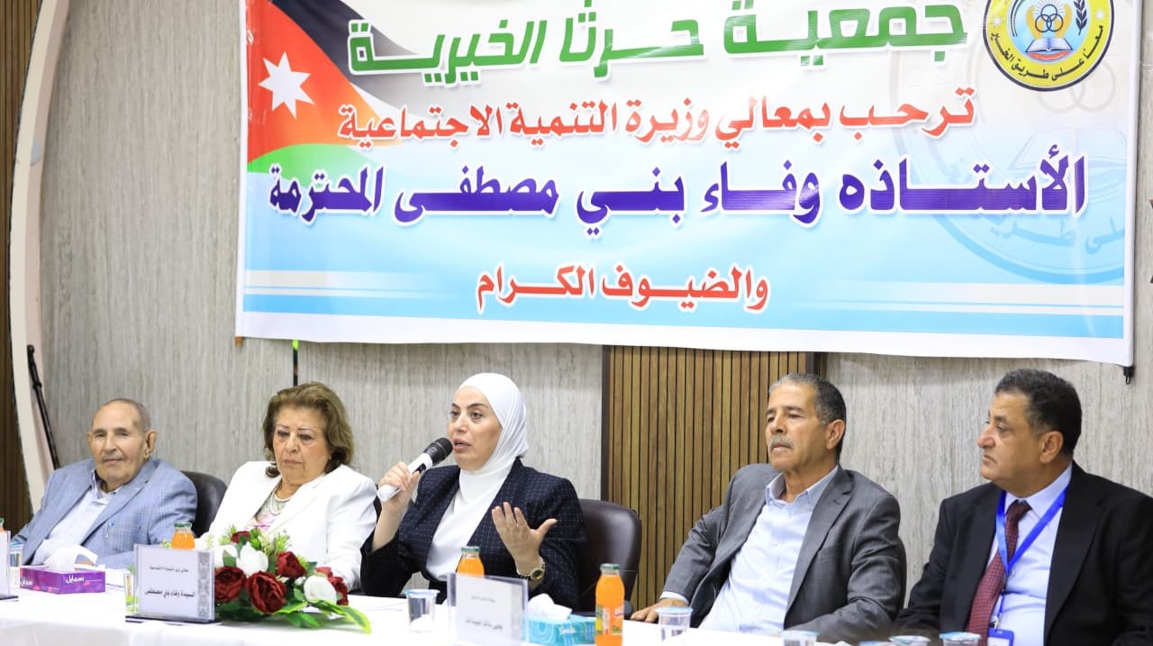 بني مصطفى تتفقد مشاريع وتسلم مساكن لأسر في بني كنانة والكورة