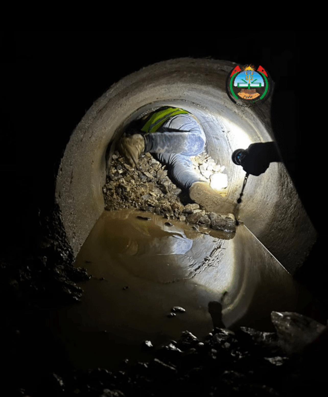 كوادر بلدية الكرك تعيد فتح العبارات وتنظف مجاري المياه 