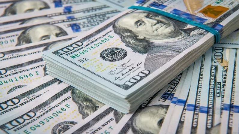 الدولار يحافظ على أعلى مستوياته في 18 شهرًا وسط تصاعد التوترات