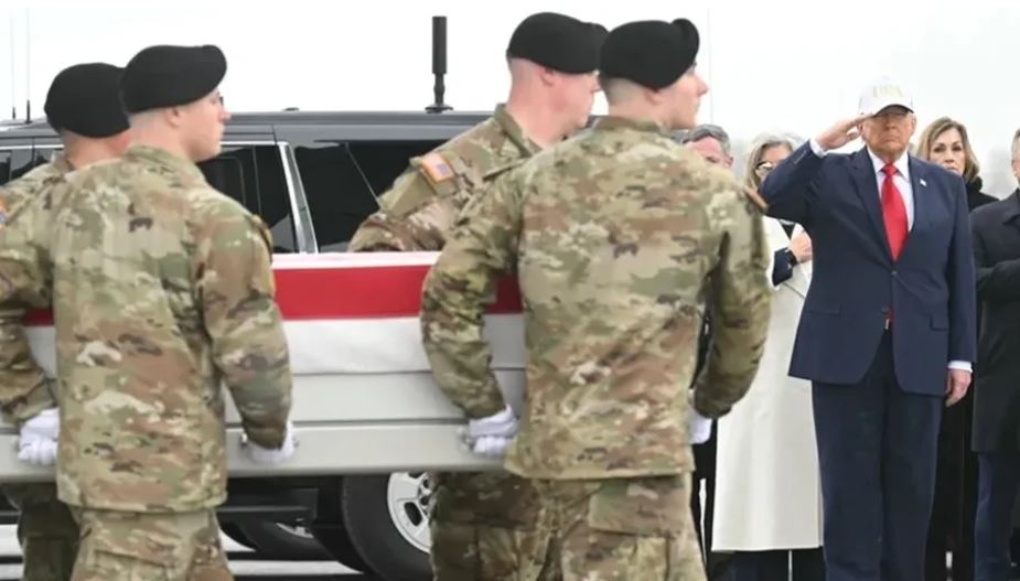 ترامب يستقبل جثامين جنود أميركيين قتلوا في العمليات ضد إيران