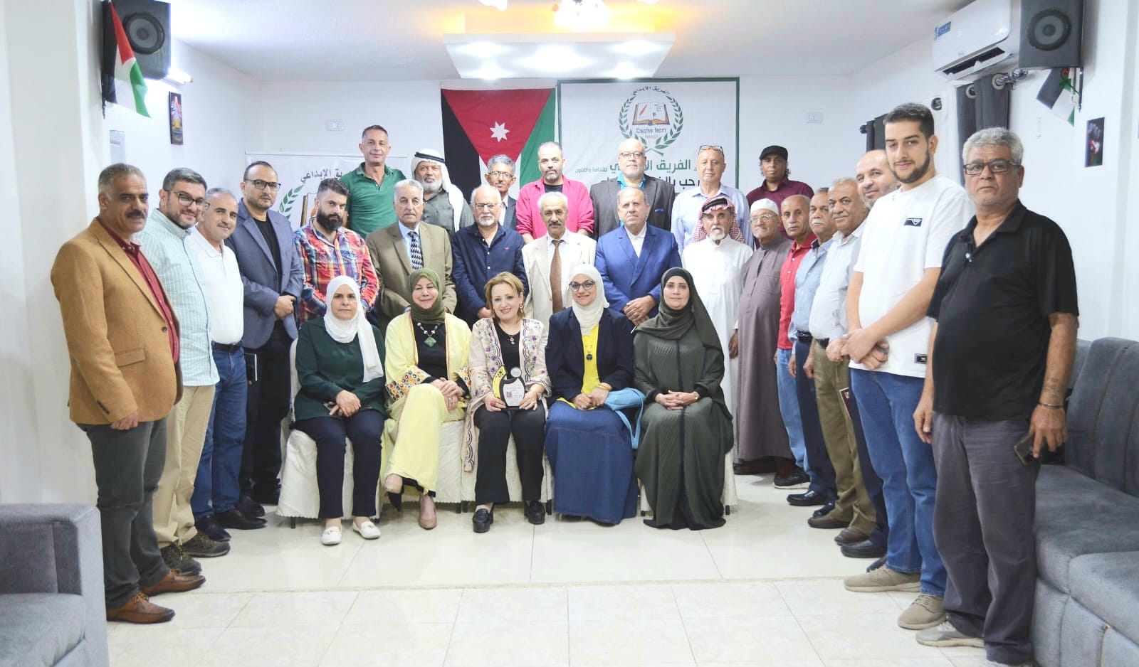 تكريم المشاركين في فعالية قراءة نقدية في المشروع السردي