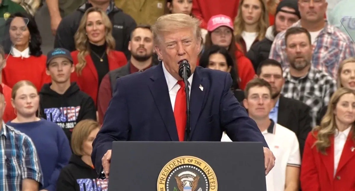 ترامب: يجب إطلاق النار على مسربي المعلومات العسكرية