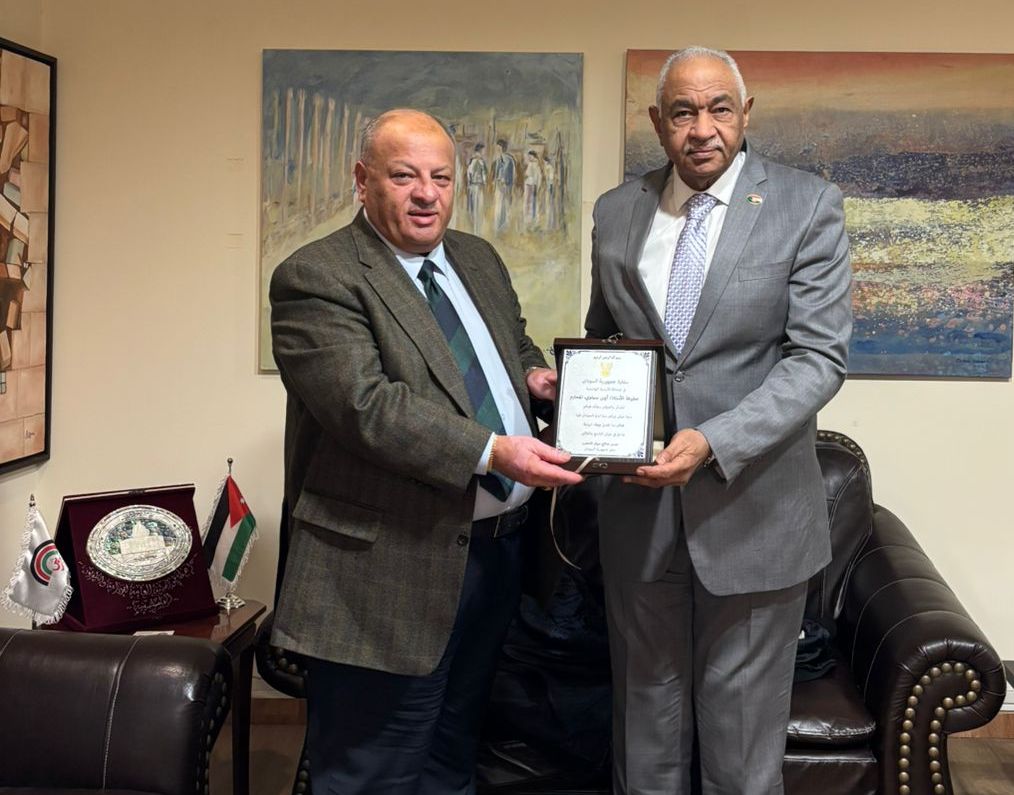 السفير السوداني يلتقي سماوي ويكرّمه بدرع