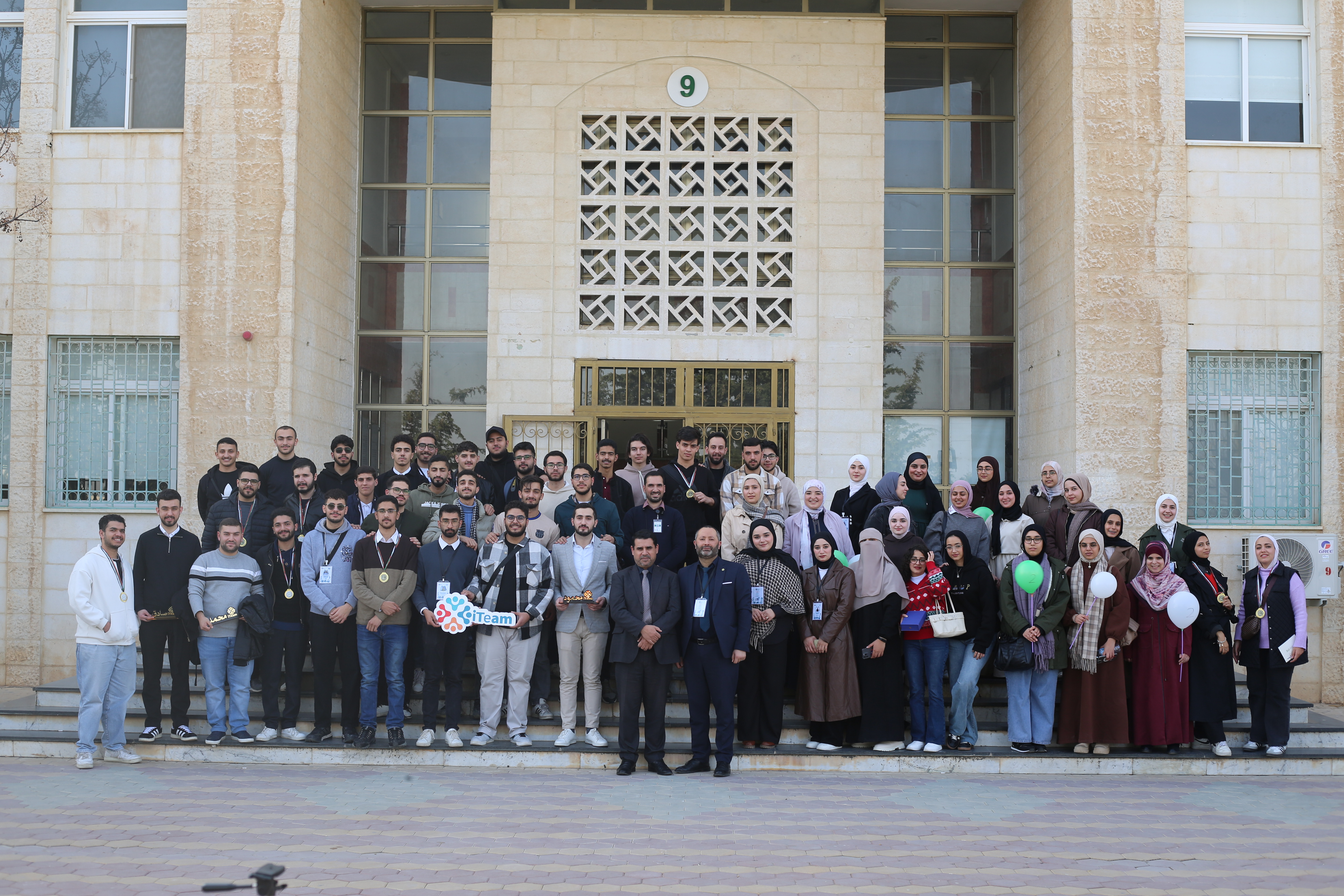 جامعة الزيتونة الأردنية تختتم مخيم iSolve التدريبي بإقامة مسابقة Zaytoonah Coding Contest 2026 (ZCC2)