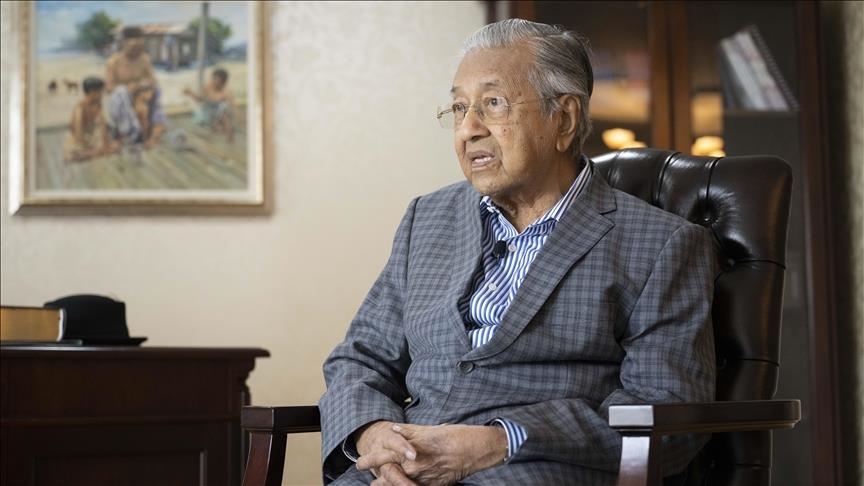 نقل رئيس الوزراء الماليزي الاسبق مهاتير محمد إلى المستشفى 