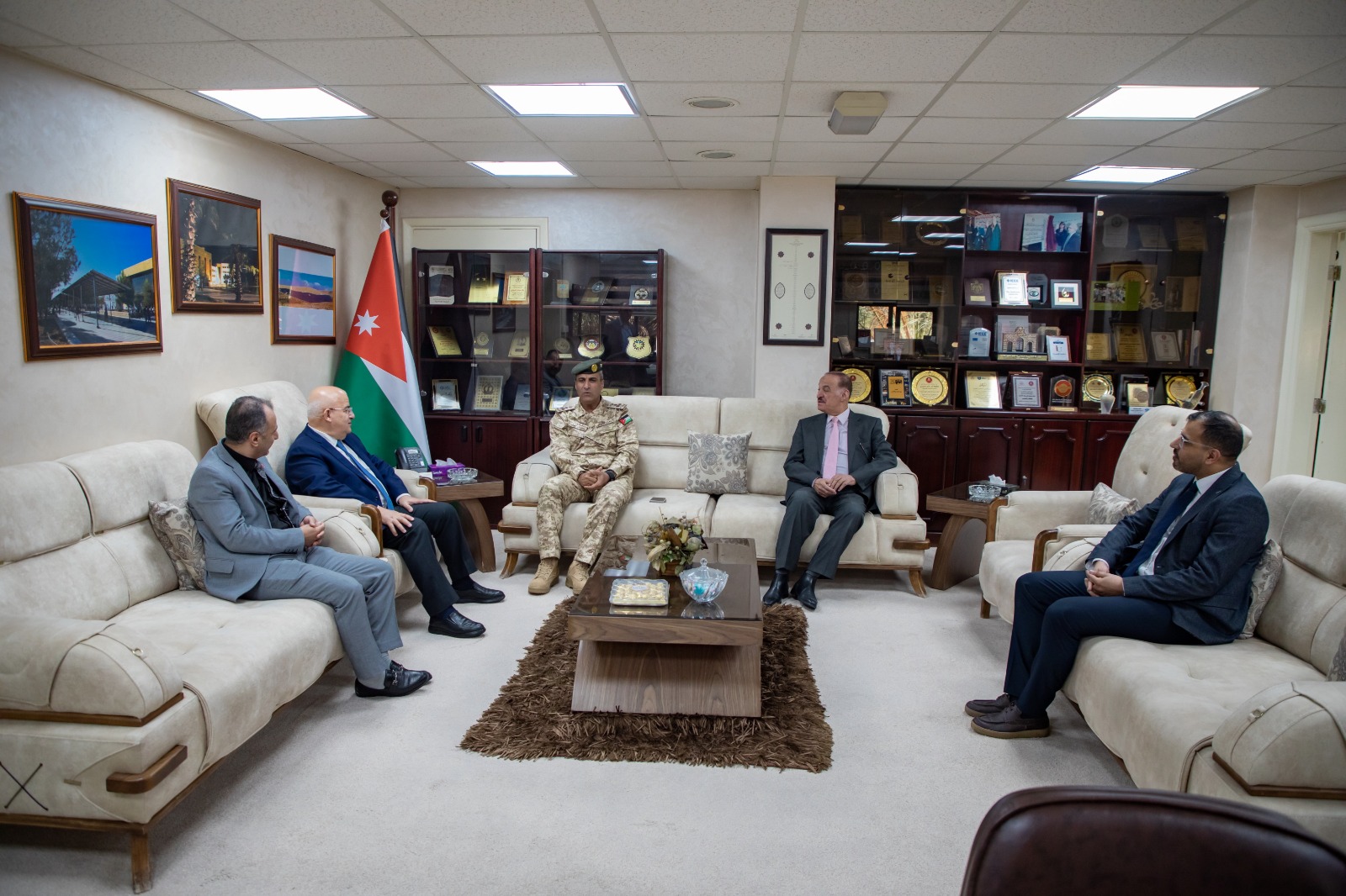 الهاشمية تبحث تعزيز التعاون مع الخدمات الطبية الملكية لتدريب طلبة طب الأسنان  