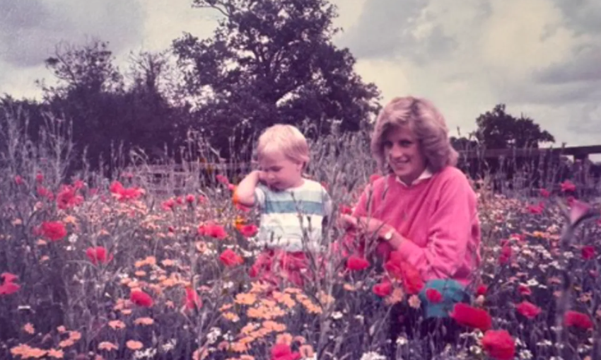 الأمير ويليام ينشر صورة نادرة لوالدته الأميرة ديانا بمناسبة عيد الأم