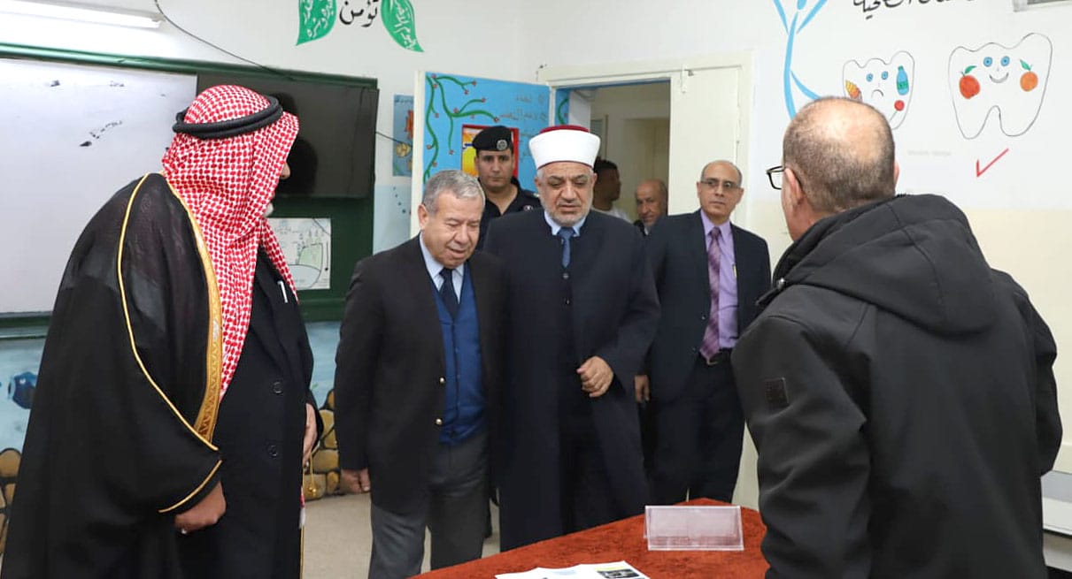 مستشفى المقاصد يعالج 496 مريضًا في يوم طبي مجاني بالكورة