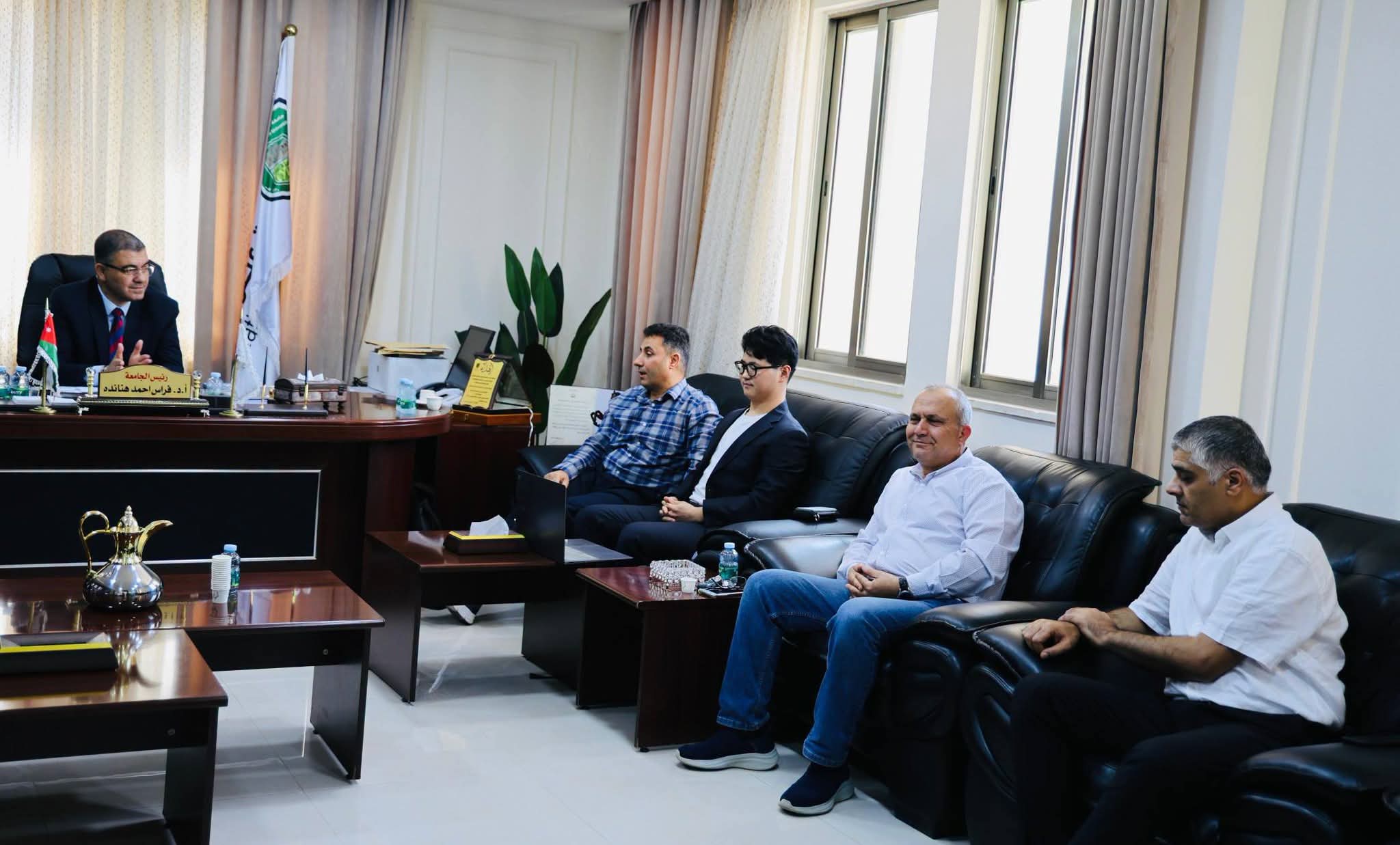 رئيس جامعة عجلون الوطنية يستقبل وفداً من شركة MIDBAR الكورية لبحث التعاون في مجالات الزراعة الذكية والأمن الغذائي