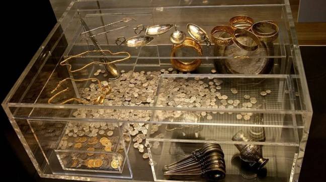 من مطرقة لثروة بالملايين ..  اكتشاف خامس أغلى كنز في العالم بالصدفة!