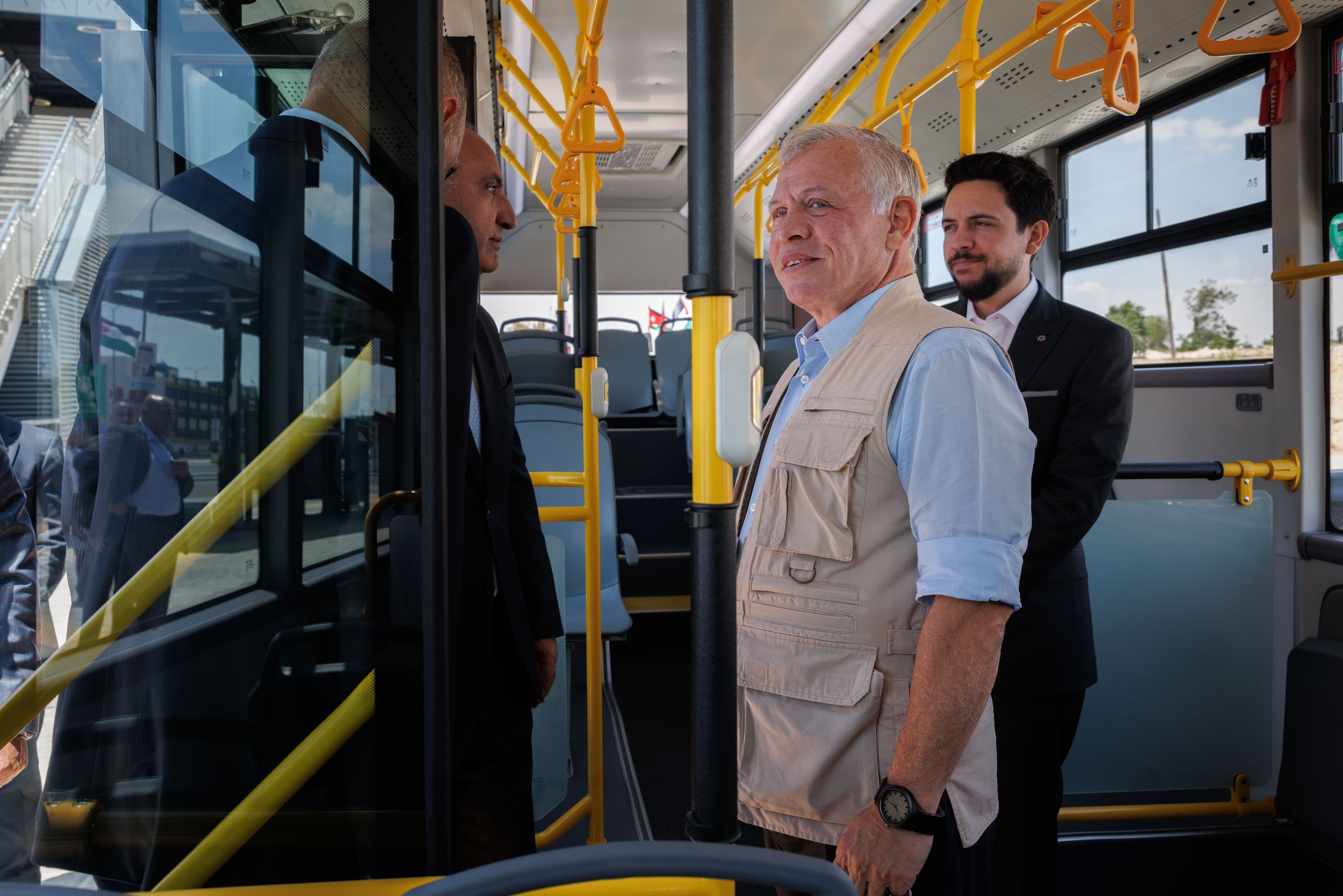 الملك يفتتح مشروع حافلات التردد السريع عمان - الزرقاء (صور)
