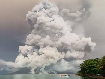 إندونيسيا: ثوران بركان يتسبب بإغلاق مطار دولي مجاور