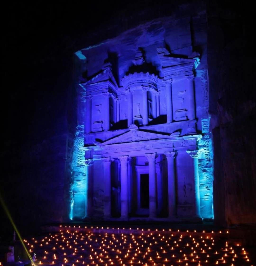 إضاءة خزنة البترا بالأزرق تكريما لرجال الشرطة حول العالم 