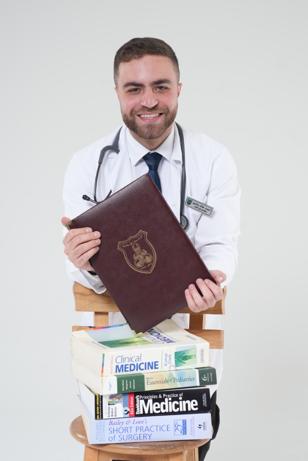 احمد خالد عاشور .. مبارك التخرج