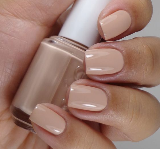 ألوان مناكير ربيع 2026: درجات ذكية تضيء البشرة الفاتحة الباهتة وتمنحها توهجاً فورياً