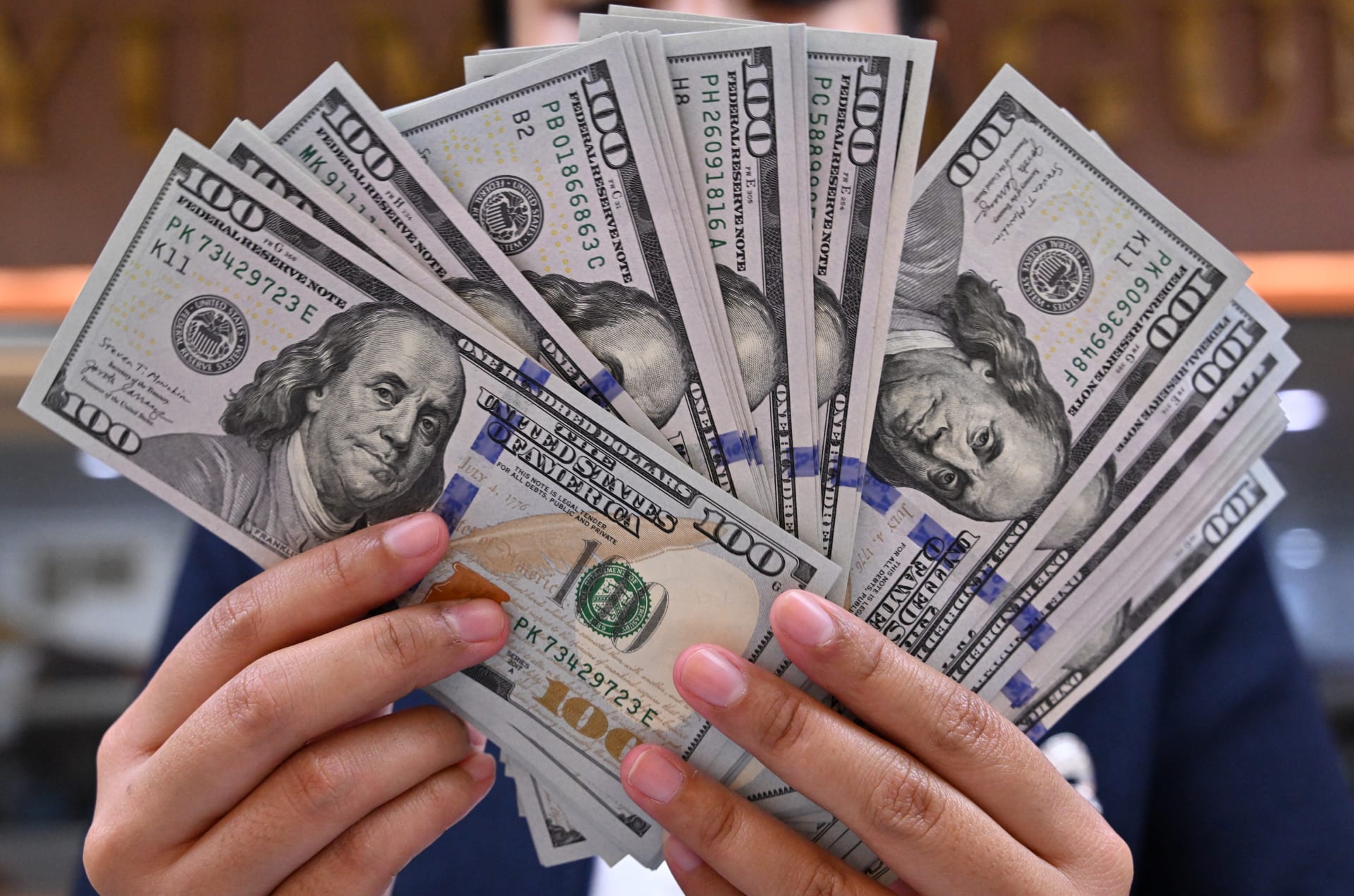 الدولار يتمسك بأعلى مستوى له في شهرين