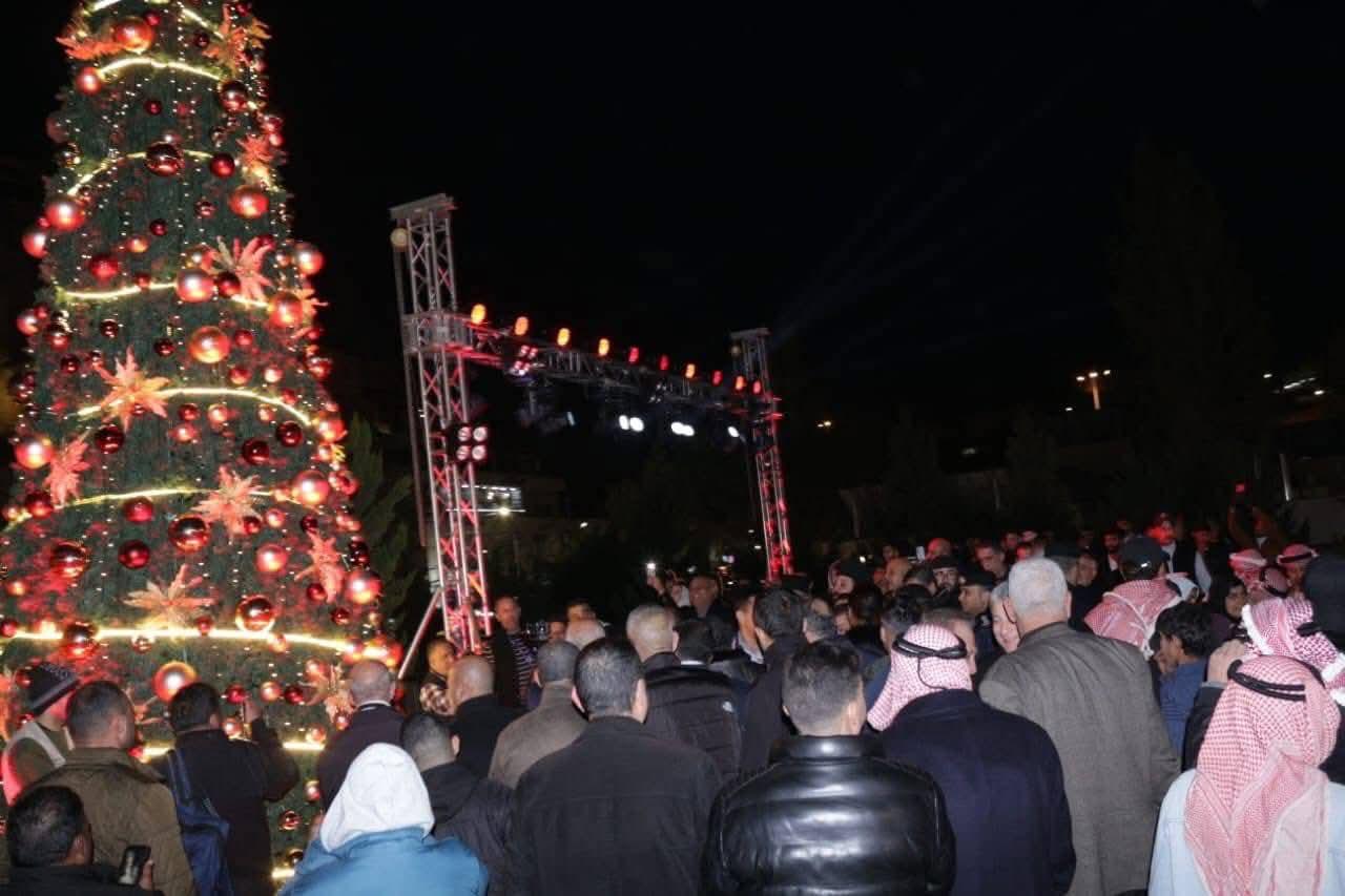 السياحة تنظم حفلا لإضاءة شجرة عيد الميلاد بمدينة السلط