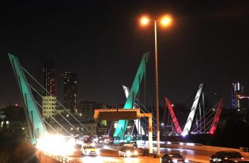 أمانة عمان تضيء جسر عبدون بألوان علم الإمارات